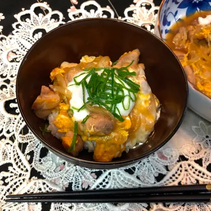 Японский жареный курица и яйцо с рисом