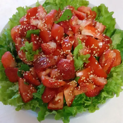 Клубника с помидорами и зеленью (руккола, листовой салат)