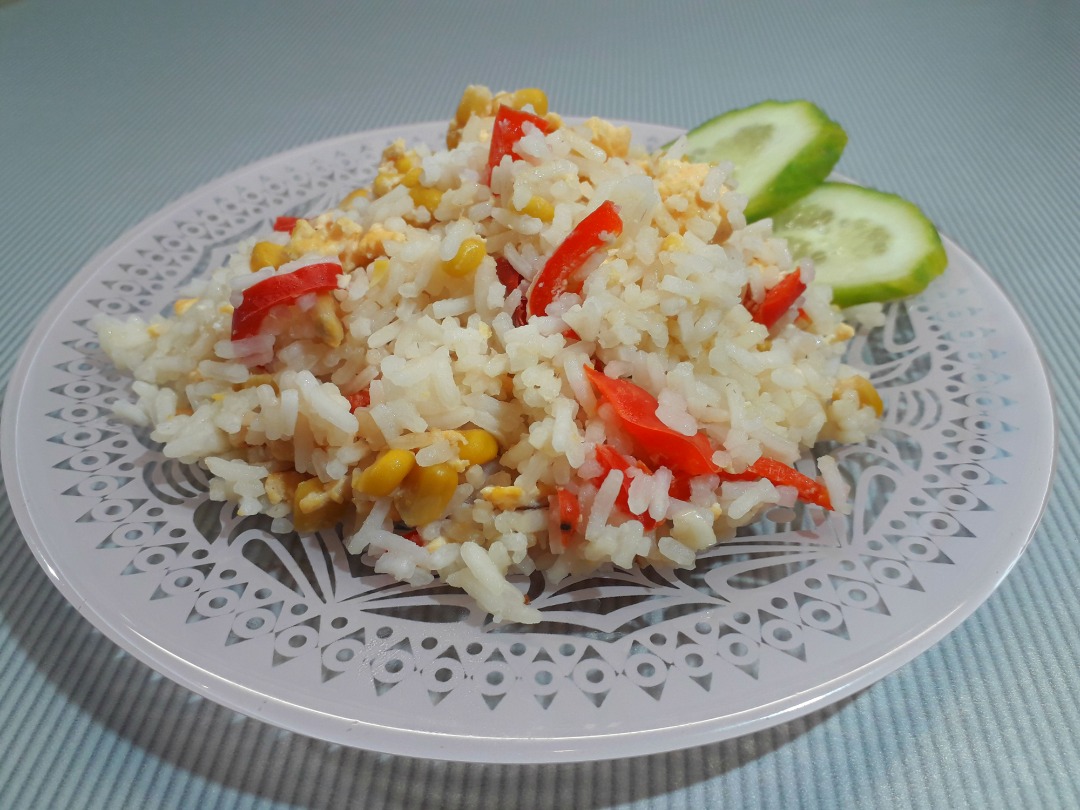 Жареный рис по-тайски с курицей