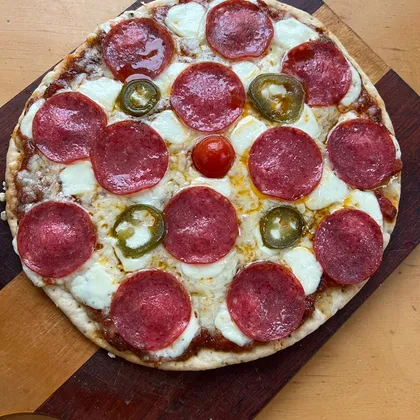 Домашняя пицца с салями и халапеньо
