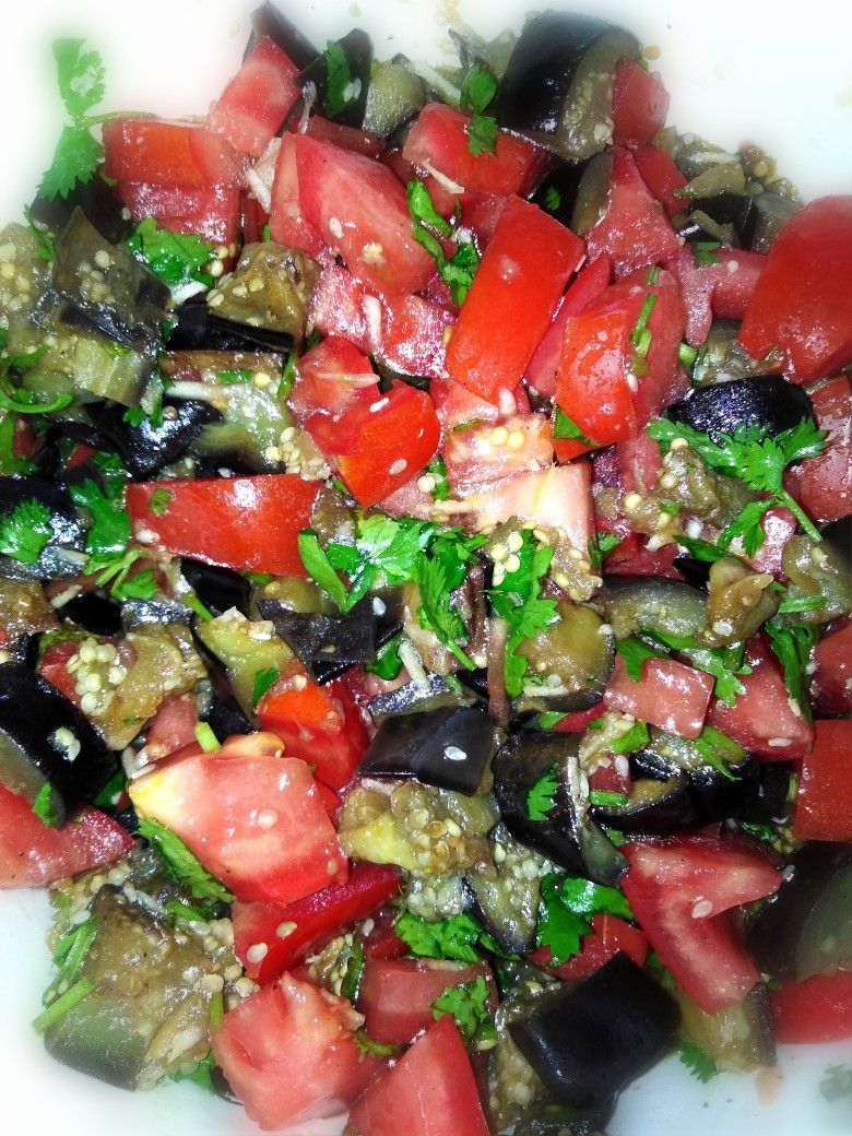 Тёплый овощной салат с баклажанами