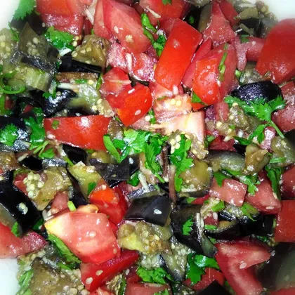 Тёплый овощной салат с баклажанами