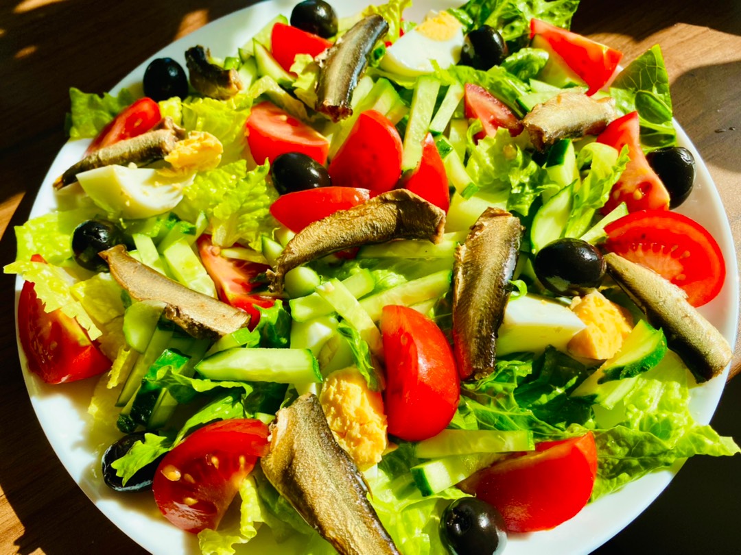 Легкий салат из овощей со шпротами