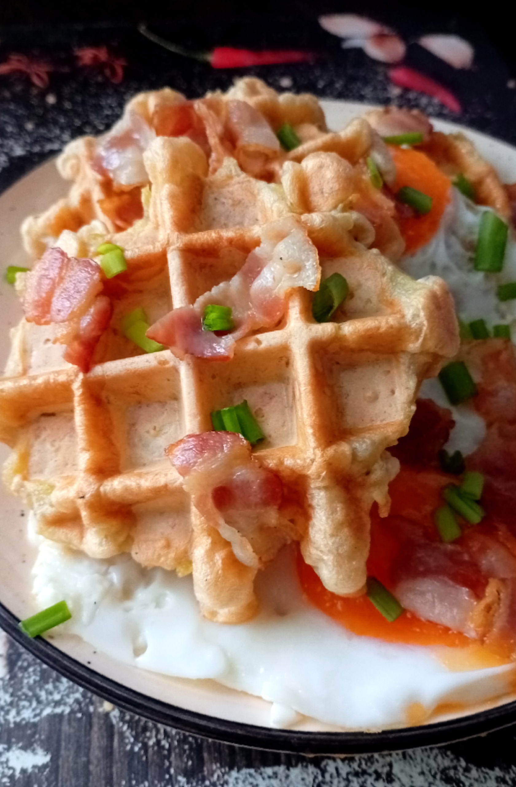 Картофельные вафли с яйцом и беконом 