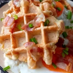 Картофельные вафли с яйцом и беконом 