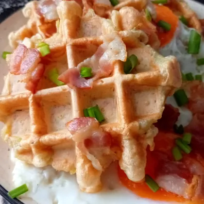 Картофельные вафли с яйцом и беконом