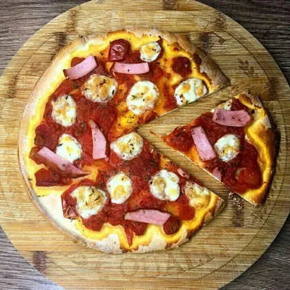 Итальянская пицца с ветчиной и моцареллой