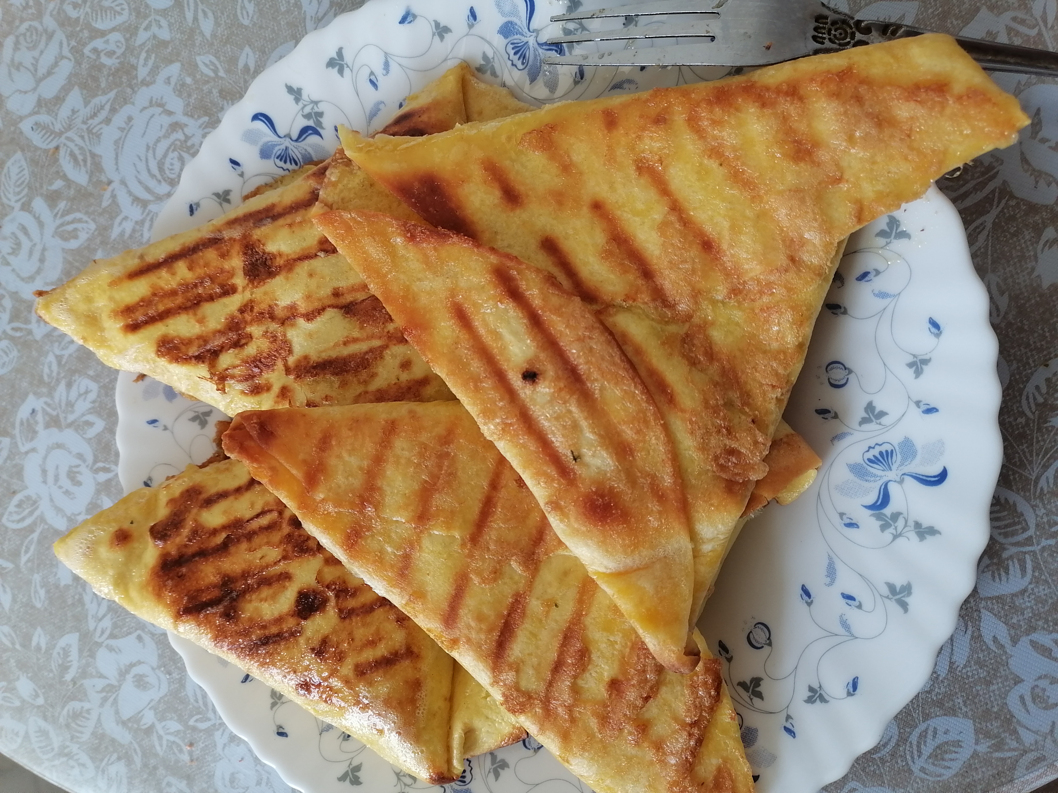 Треугольники с сыром и зеленью