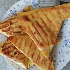 Треугольники с сыром и зеленью