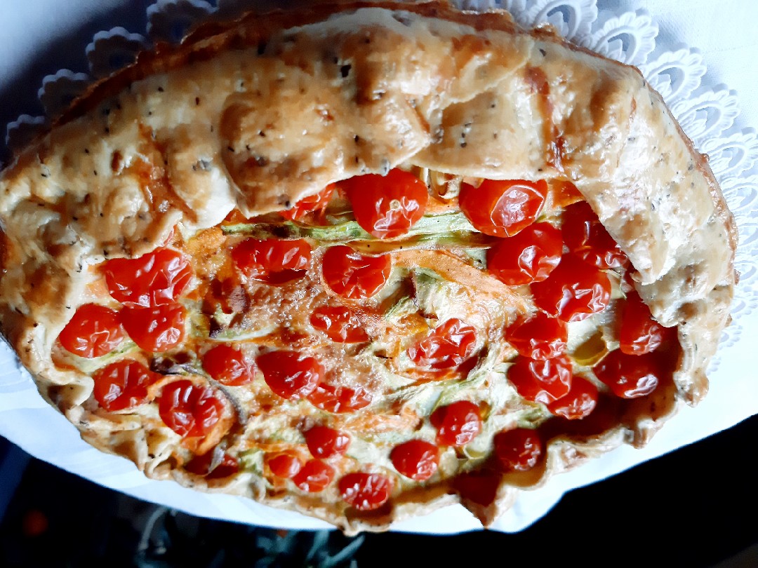 Летний пирог из слоёного теста с цукини, морковью и помидорками