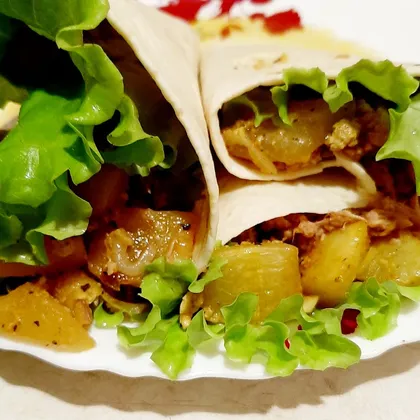 Теплый салат из кабачков с тунцом в мексиканской лепешке