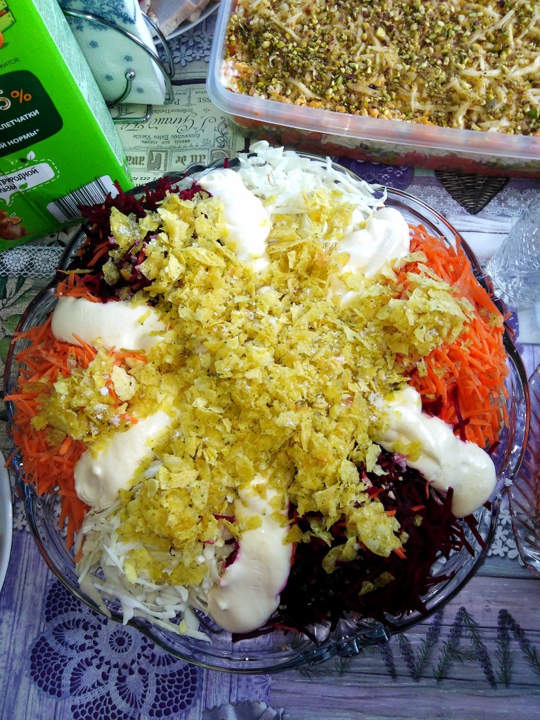 Овощной салат с ветчиной и сухариками