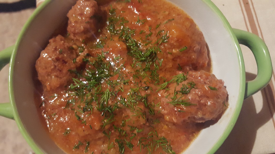 Тефтельки в томатном соусе с овощами