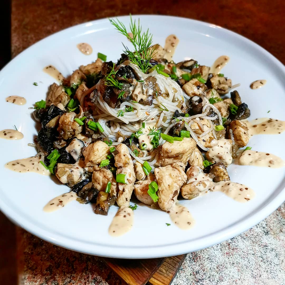 Обжаренная фунчоза с курицой и шампиньонами