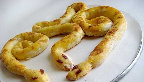 Пирожки-змейки с бананом новогодние