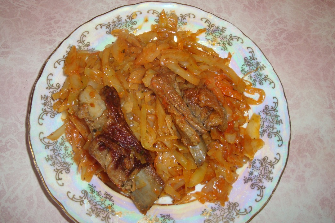 Тушеная капуста с ребрышками