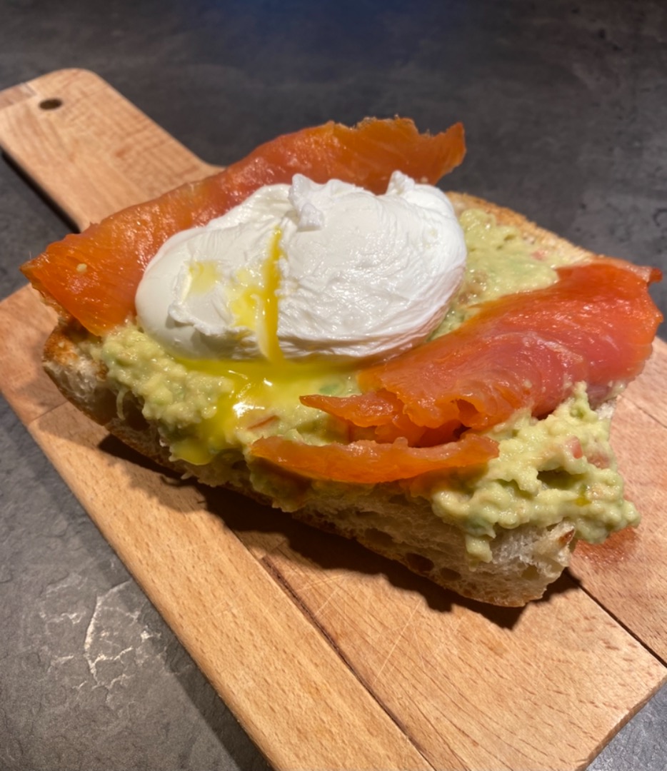 Брускетта с гуакамоле, слабосоленой семгой и яйцом пашот 🥑