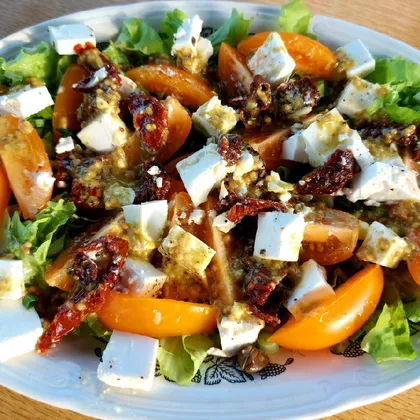 Салат с сыром фета и вялеными помидорами