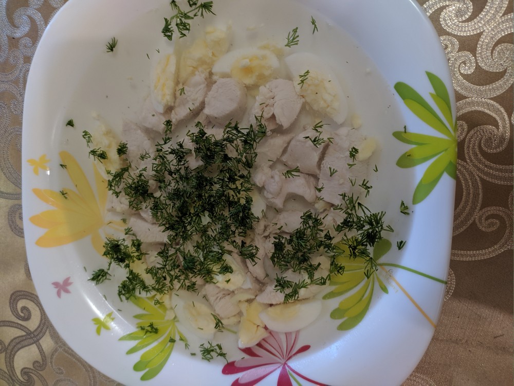 Куриный бульон с яйцами перепëлочки😉