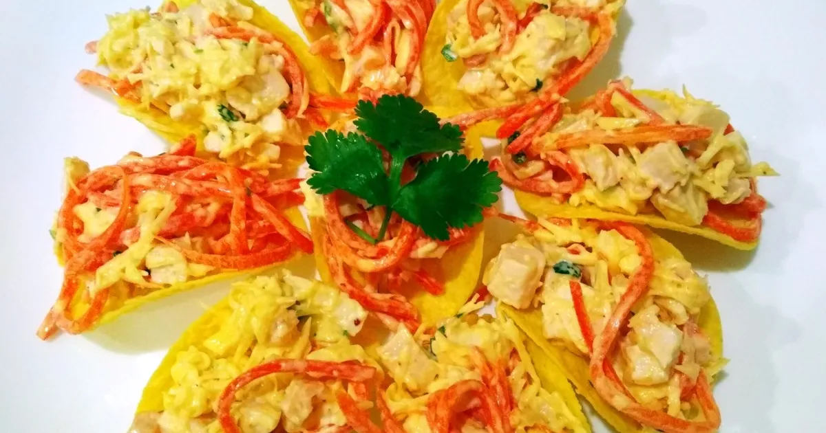 Салат с копчёной курицей, корейской морковью и чипсами