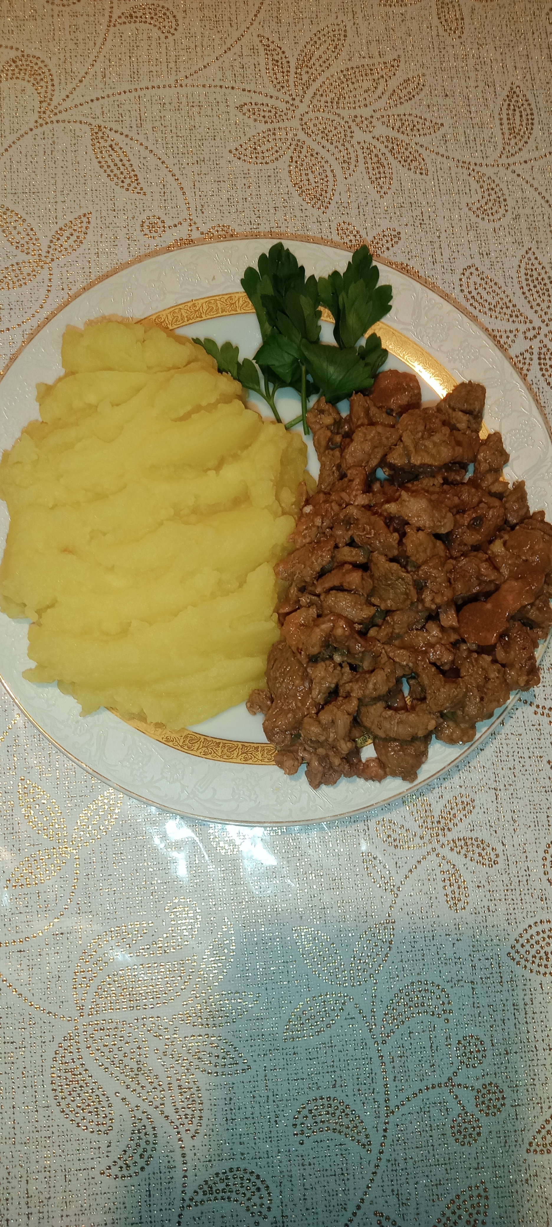 Говядина с картофельным пюре на воде