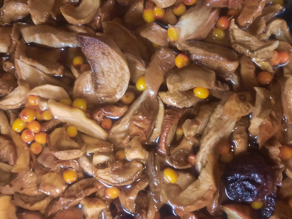 Компот из яблок и облепихи