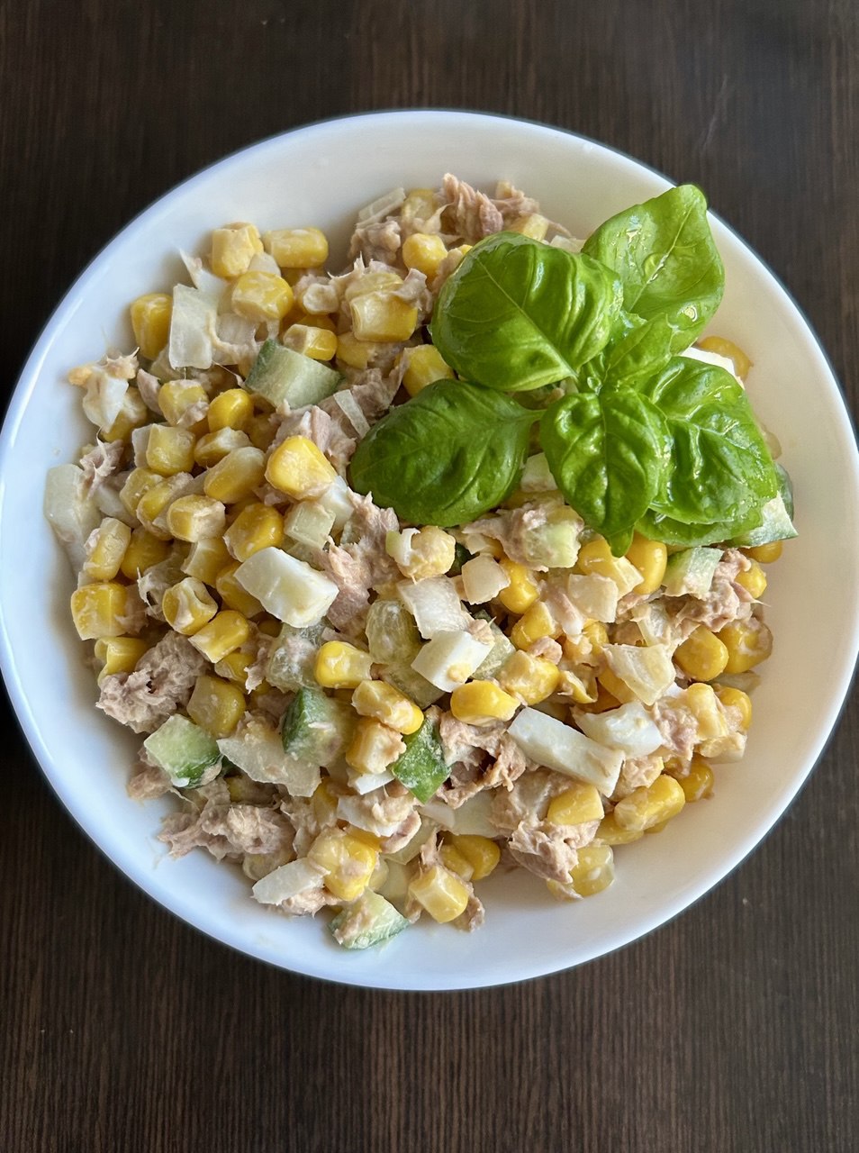 Салат с тунцом и кукурузой