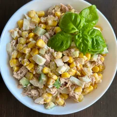Салат с тунцом и кукурузой