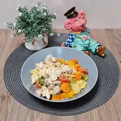 Макароны с курицей и грибами в сливочном соусе