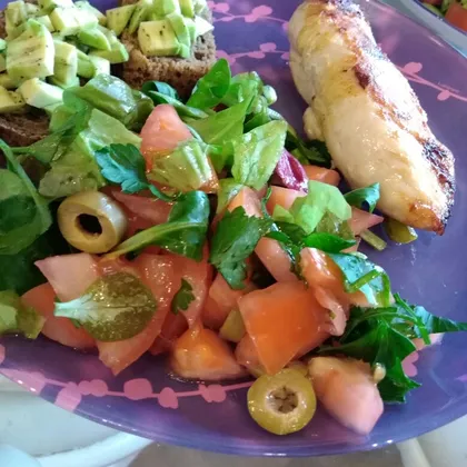 Куриный рулетик с овощным салатом