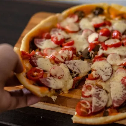 Обалденная пицца на сковороде с грибами и колбасой