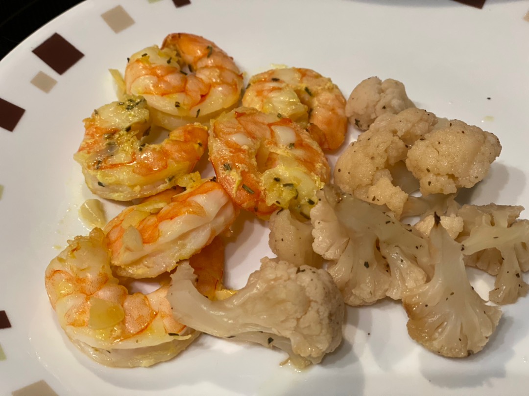 Креветки в сливочно-чесночной соусе и цветная капуста🥦