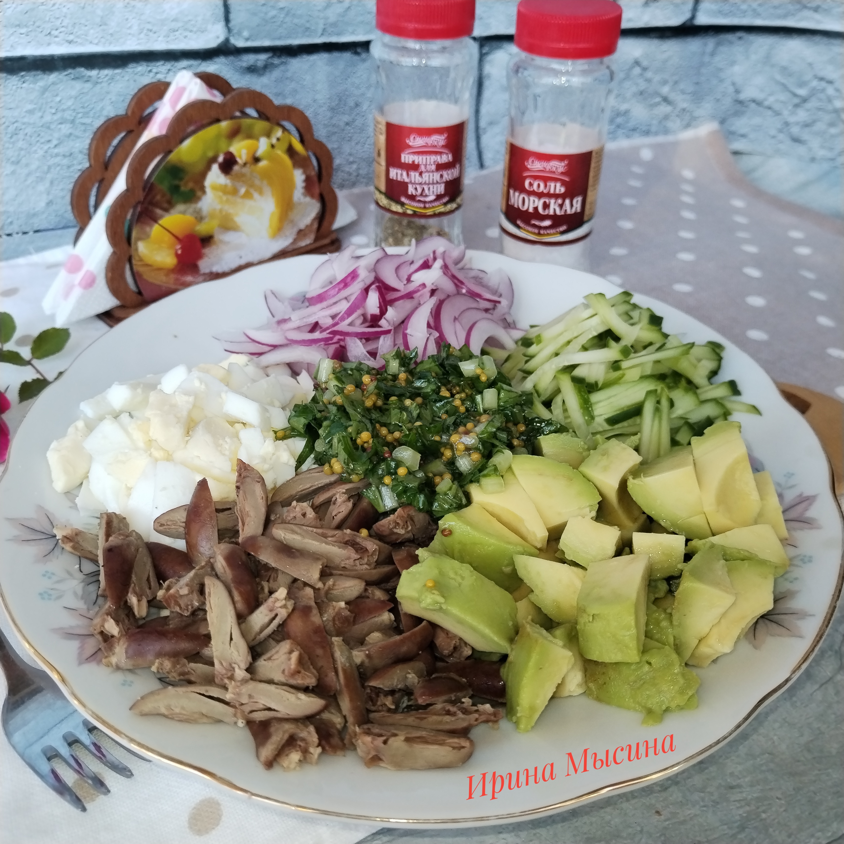 Салат с куриными сердечками, яйцами и авокадо 