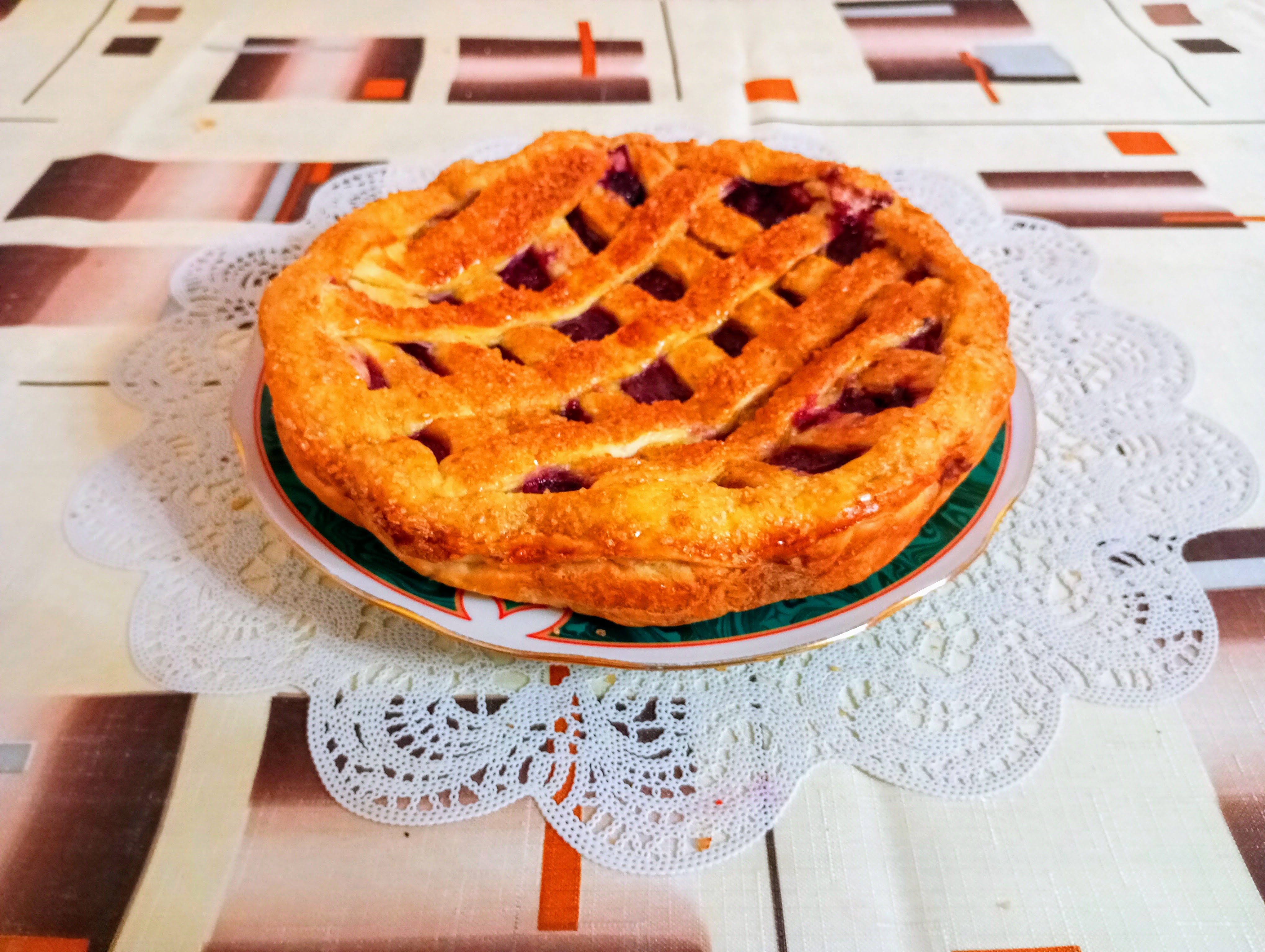 Пирог из слоеного теста с яблоками и черной смородиной