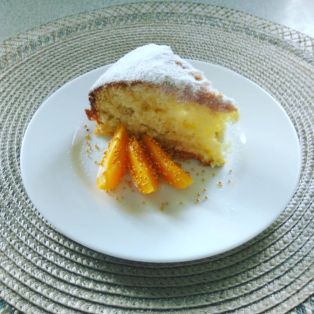 Шарлотка с абрикосами