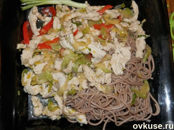 Жареная курица с перцем, зеленым луком и лапшой соба в соусе чили