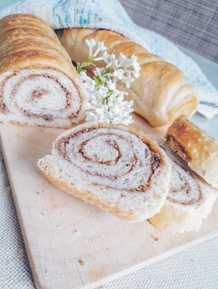 Меренговый шоколадный рулет с вишней и орехами