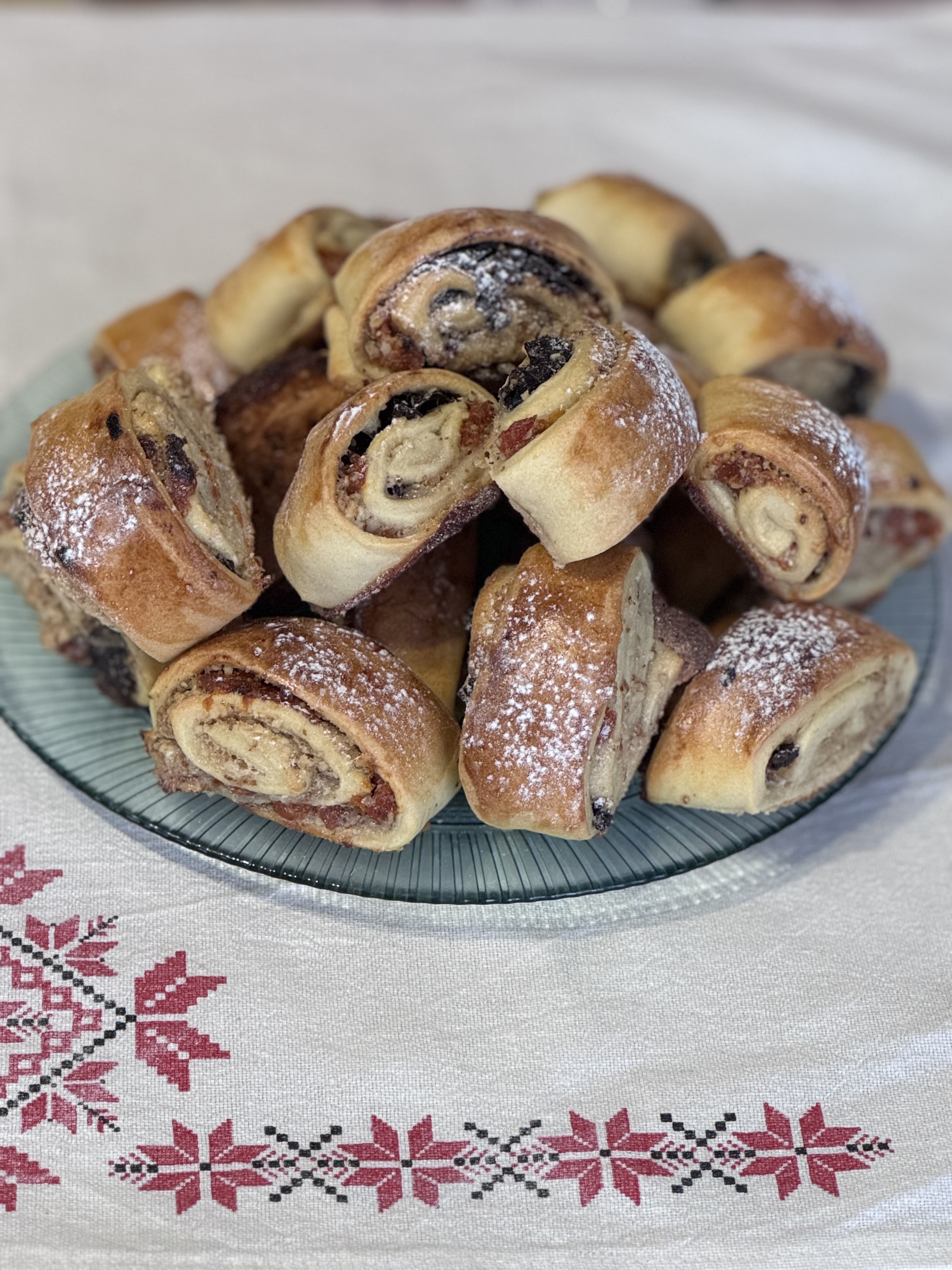 Рулетики с грецким орехом, курагой и черносливом 