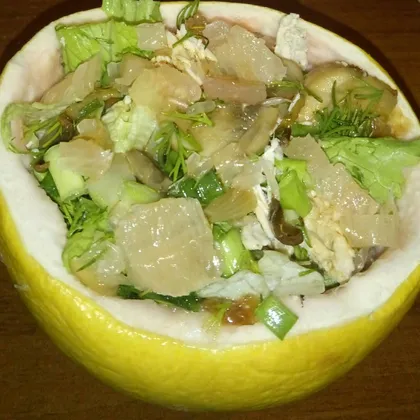 Зеленый салат с помело
