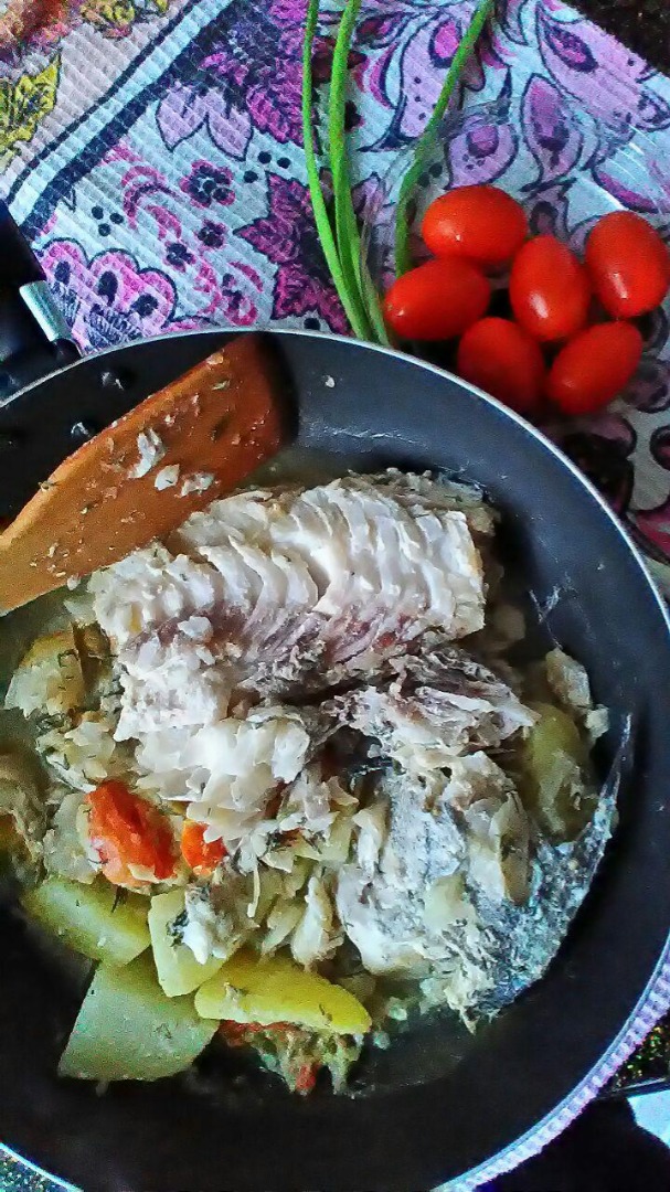 Пикша запеченная в сливках с картофелем и помидорами черри