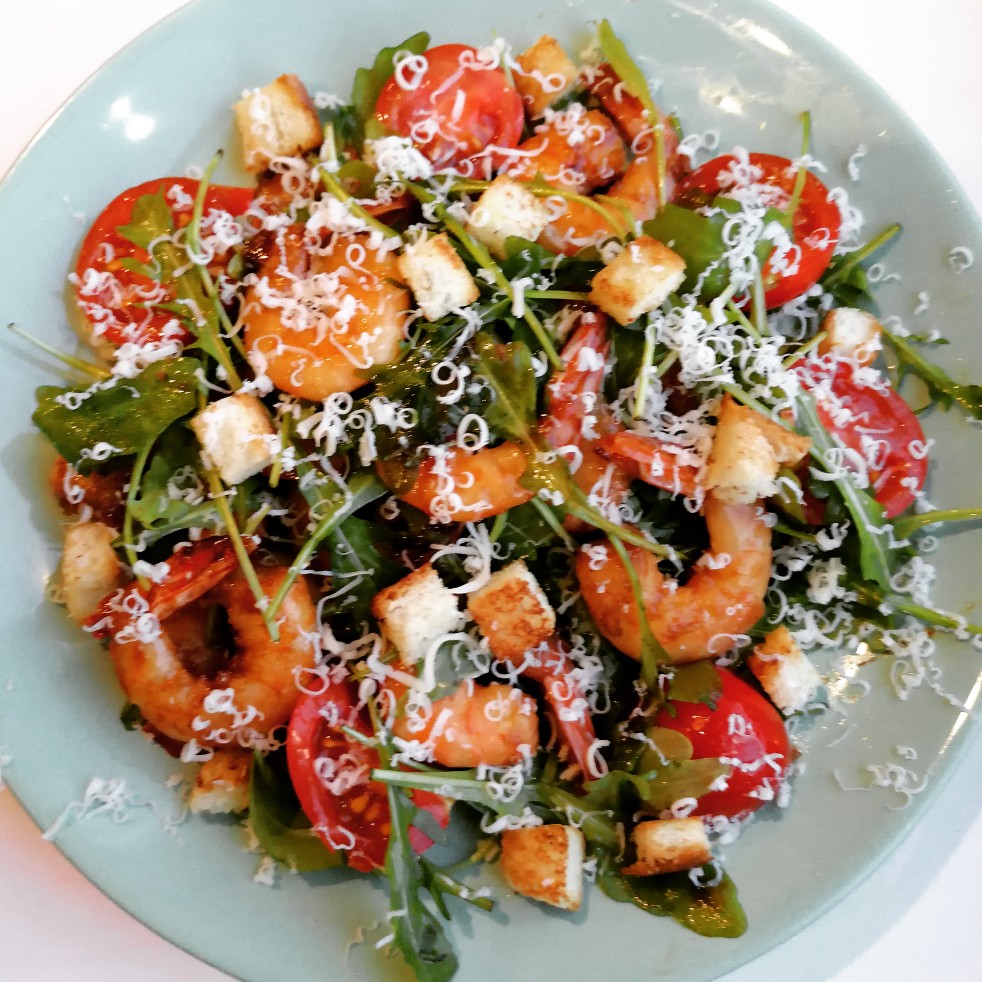 Салат с жареными креветками, помидорами и сухариками - классический проверенный рецепт