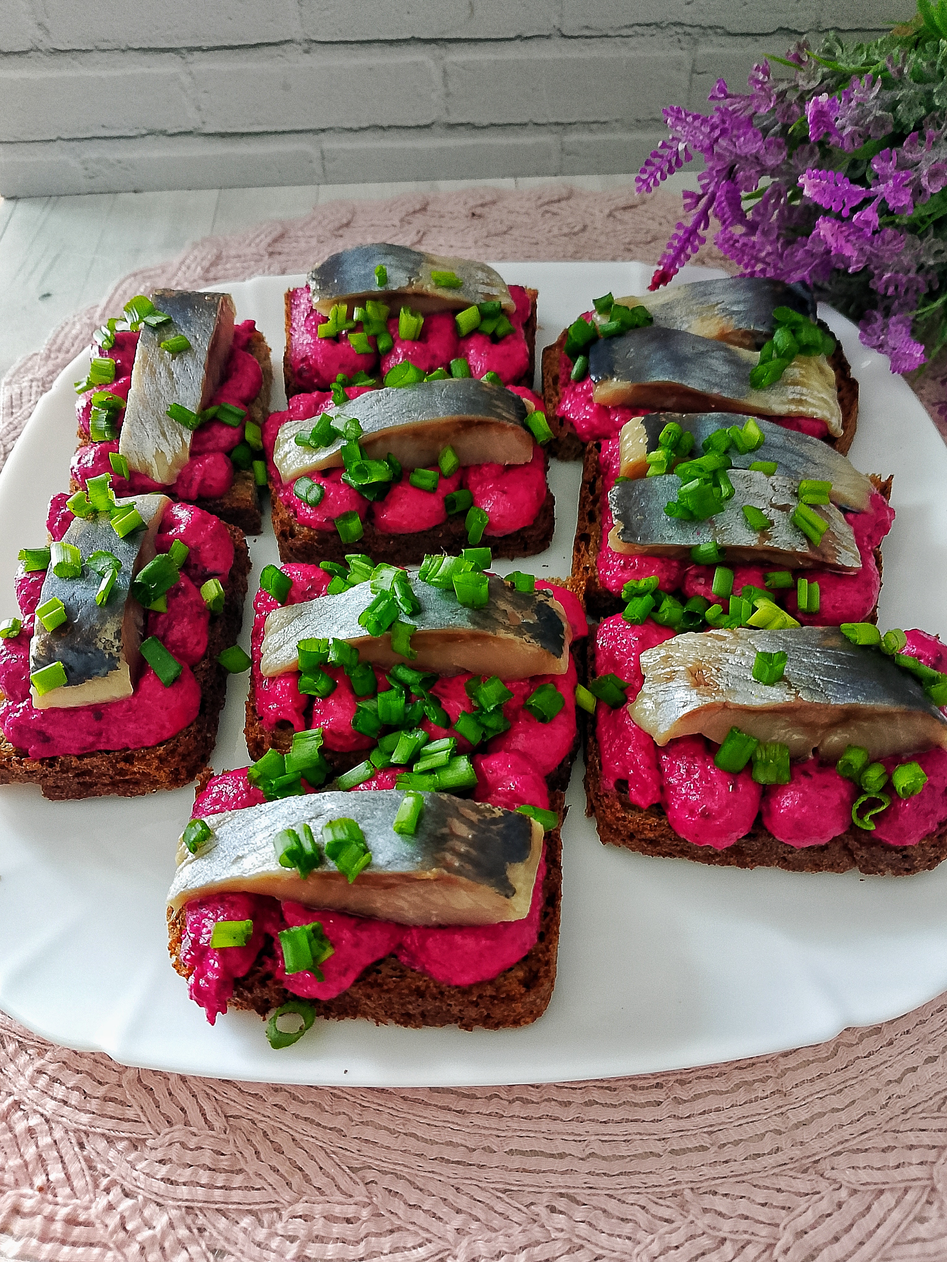 Бутерброды "сельдь на шубе" на праздничный стол