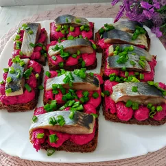 Бутерброды "сельдь на шубе" на праздничный стол