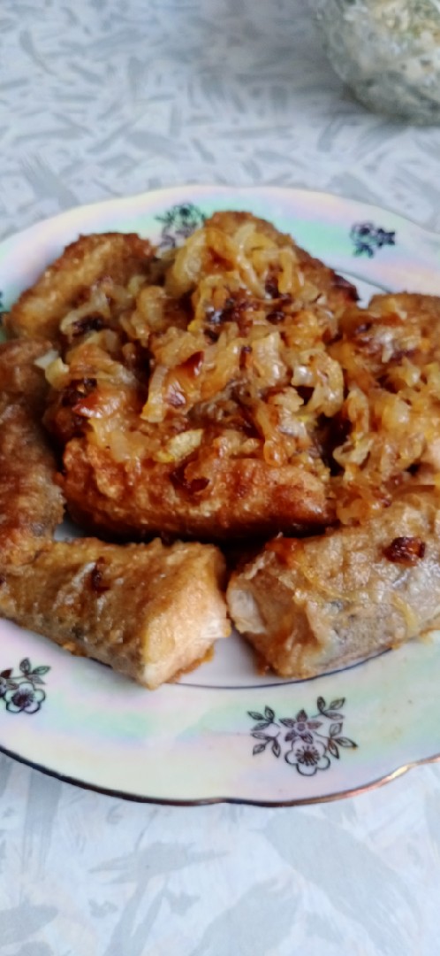 Жареная треска с луком
