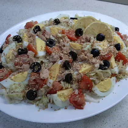 Салат с тунцом, яйцом и маслинами