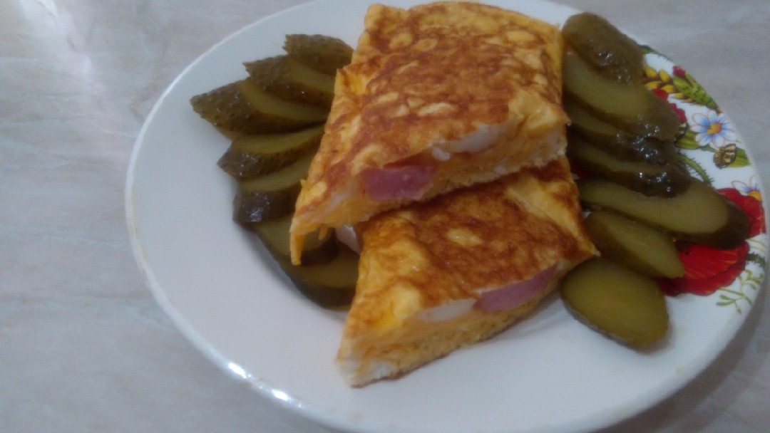 Яичный рулет с сардельками
