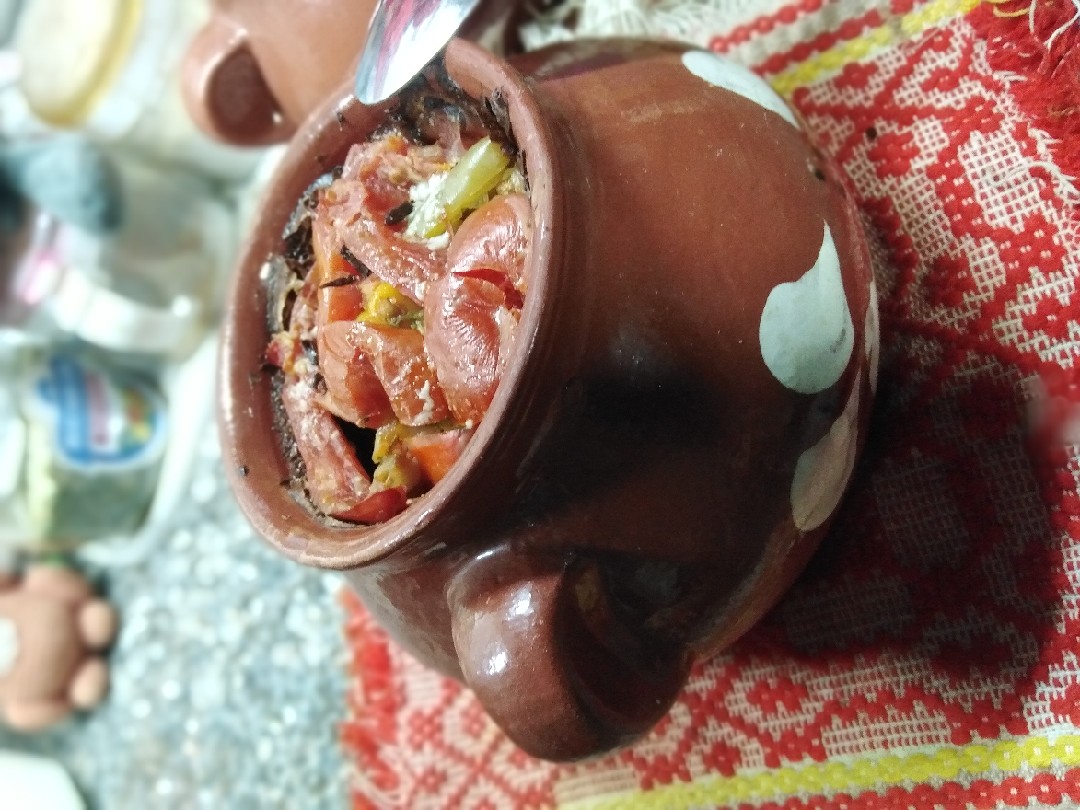 Мясо с овощами в горшочках