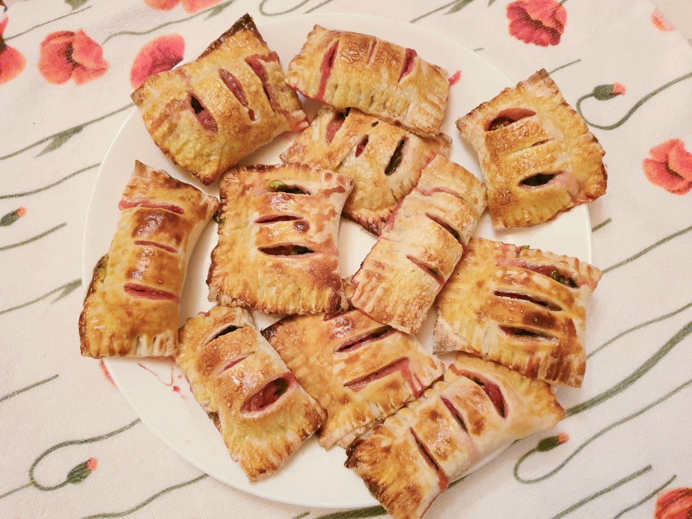 Конвертики с малиной и щавелем