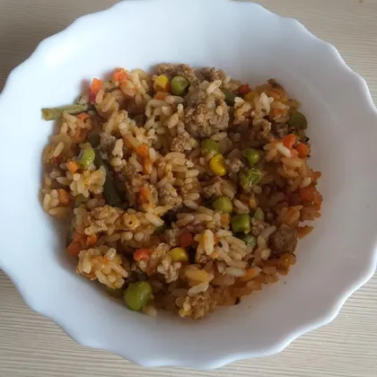 Рис с фаршем и овощной смесью в сковороде