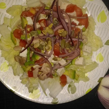 Летний салат с курогрудью и авокадо